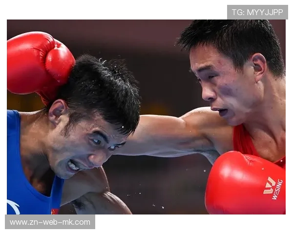 拳击擂台上出现罕见连体对攻